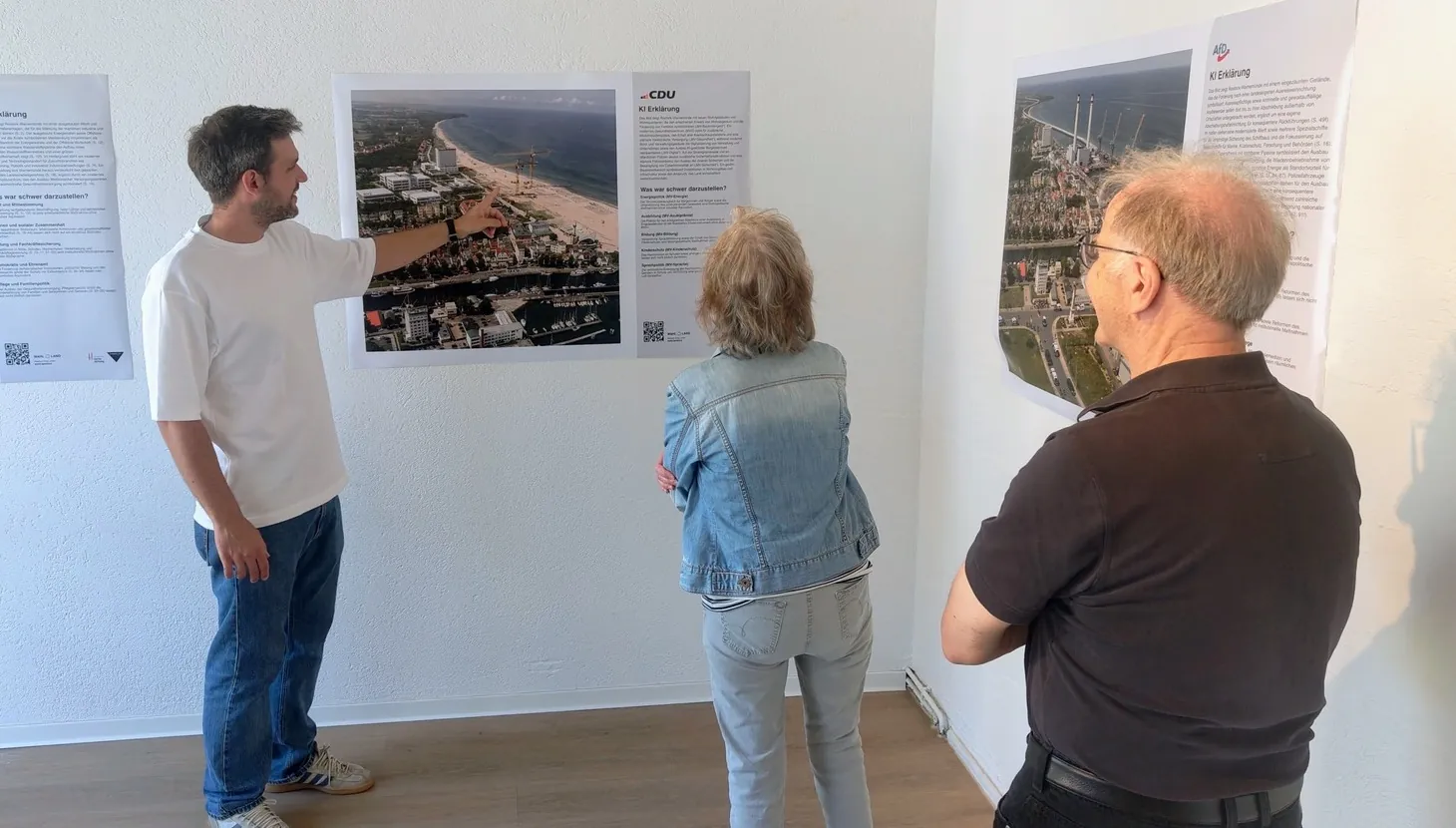 Besucherinnen und Besucher betrachten die Poster bei einer früheren wahl.land Ausstellung